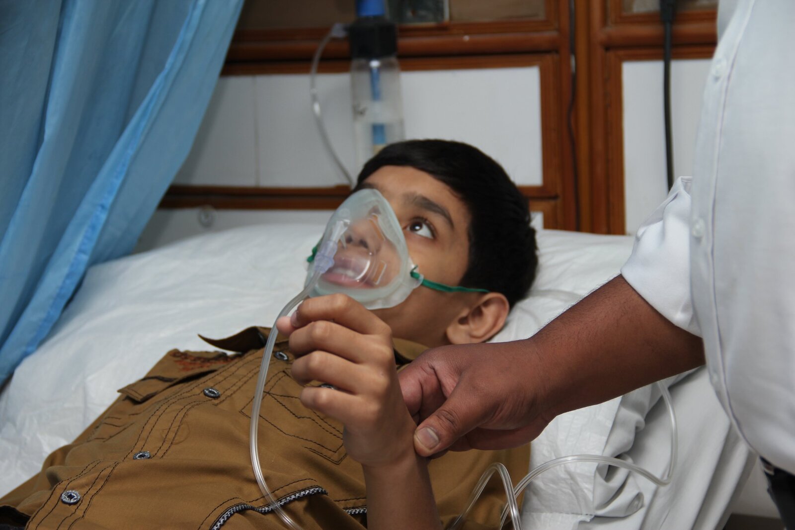 A young boy receiving oxygen therapy in a JMT-supported emergency facility